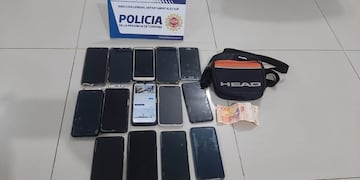 14 celulares fueron recuperados en el Club 9 de Julio de Río Tercero. (Policía de Córdoba)