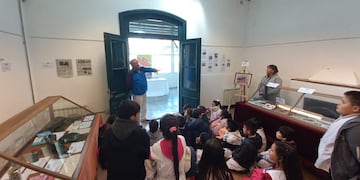 Escuelas de Tres Arroyos visitan la muestra “Malvinas es porque está”