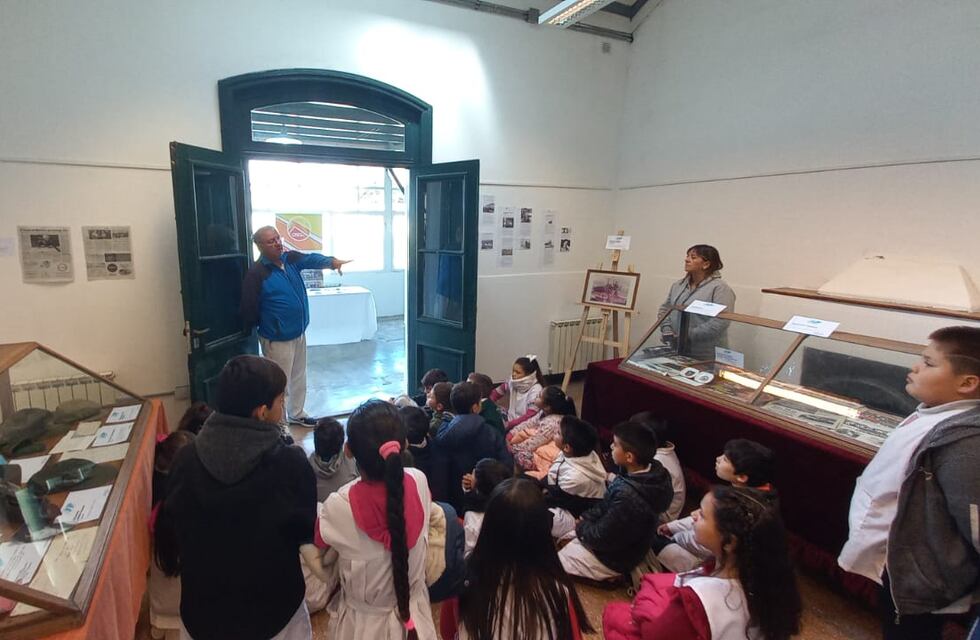 Escuelas de Tres Arroyos visitan la muestra “Malvinas es porque está”