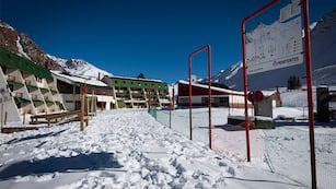 Penitentes, Mendoza
La montaña mendocina poco a poco se va vistiendo de blanco, turistas y esquiadores disfrutan de las primeras nevadas en alta montaña.
Foto: Ignacio Blanco / Los Andes