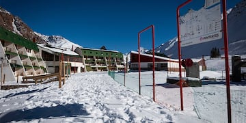 Penitentes, Mendoza
La montaña mendocina poco a poco se va vistiendo de blanco, turistas y esquiadores disfrutan de las primeras nevadas en alta montaña.
Foto: Ignacio Blanco / Los Andes