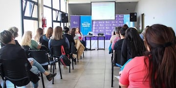 Trabajadoras del municipio participaron de charla sobre sensibilización y prevención del cáncer de mama