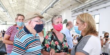 La ministra de Salud, Sonia Martorano, supervisó en Rosario el inicio de la campaña en el ex predio de La Rural. (@minsaludsantafe)