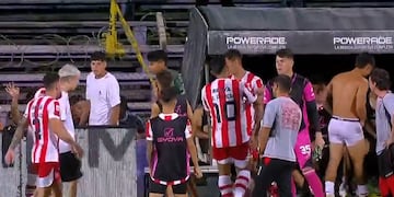 Los jugadores de Instituto fueron abordados por hinchas en Uruguay. (Captura de TV)