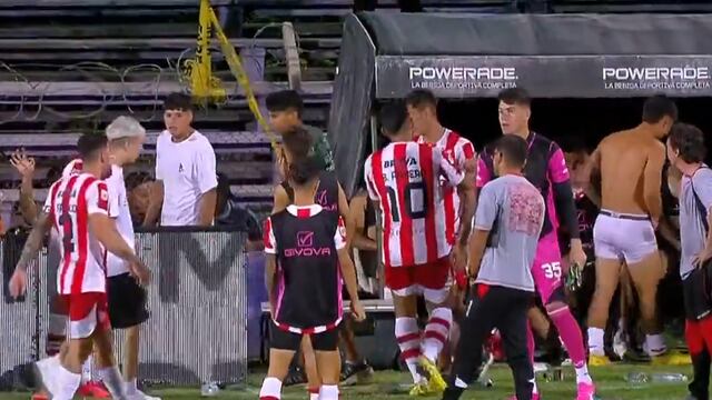 Los jugadores de Instituto fueron abordados por hinchas en Uruguay. (Captura de TV)