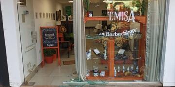 Rompieron la vidriera de un local en Puerto Rico y sustrajeron varios objetos.