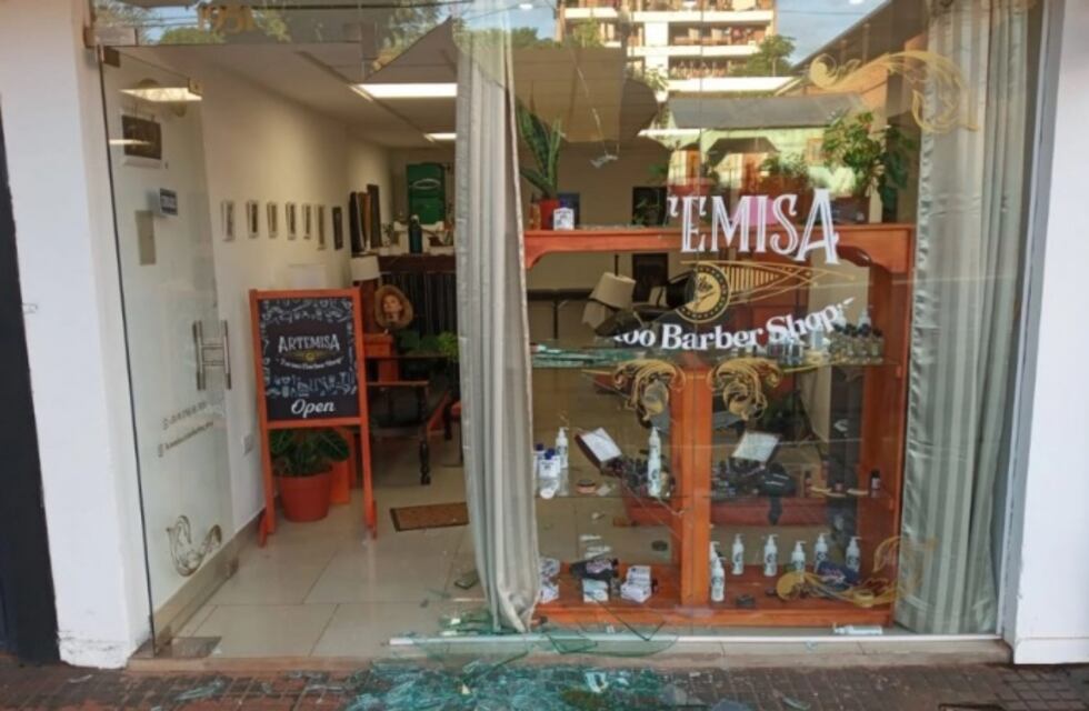 Rompieron la vidriera de un local en Puerto Rico y sustrajeron varios objetos