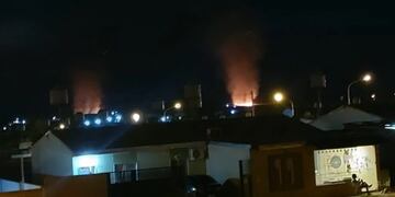 Voraz incendio desatado en Itaembé Guazú terminó con fuertes daños.