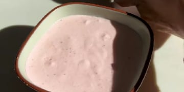 La receta de un postre cremoso de frutillas.