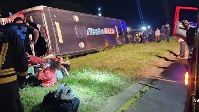 Volcó un omnibus de la empresa Flecha Bus.