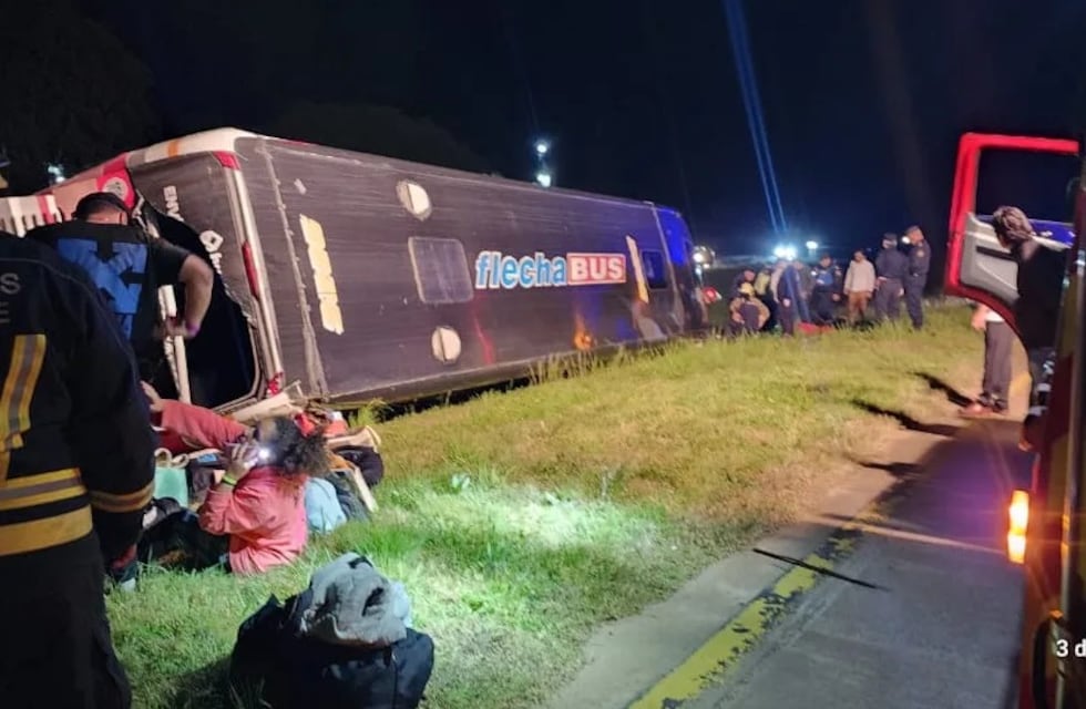 Accidente en Autovía 14: volcó un omnibus de la empresa Flecha Bus y hay 12 heridos
