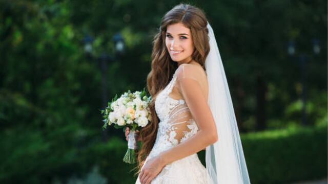 Fue a casarse en bicicleta.