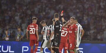 Todo mal. Ángelo Martino, gol en contra en el Talleres-Independiente, y una expulsión infantil (Facundo Luque / La Voz).