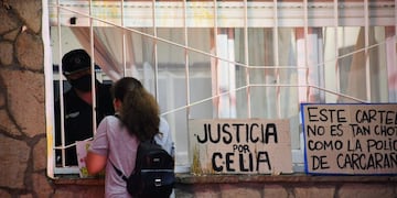 Frente a la comisaría del departamento San Lorenzo se registraron incidentes durante la movilización.