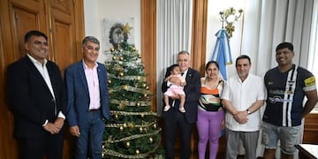 El Gobernador adelantó que se trabajará para mejorar la vivienda familiar por los cuidados especiales del posoperatorio.