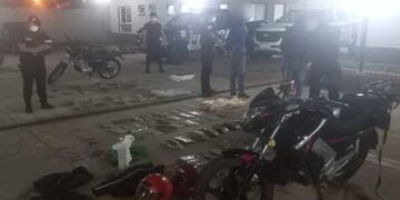 Interceptan a dos motociclistas con placas robadas del cementerio en Gobernador Roca.