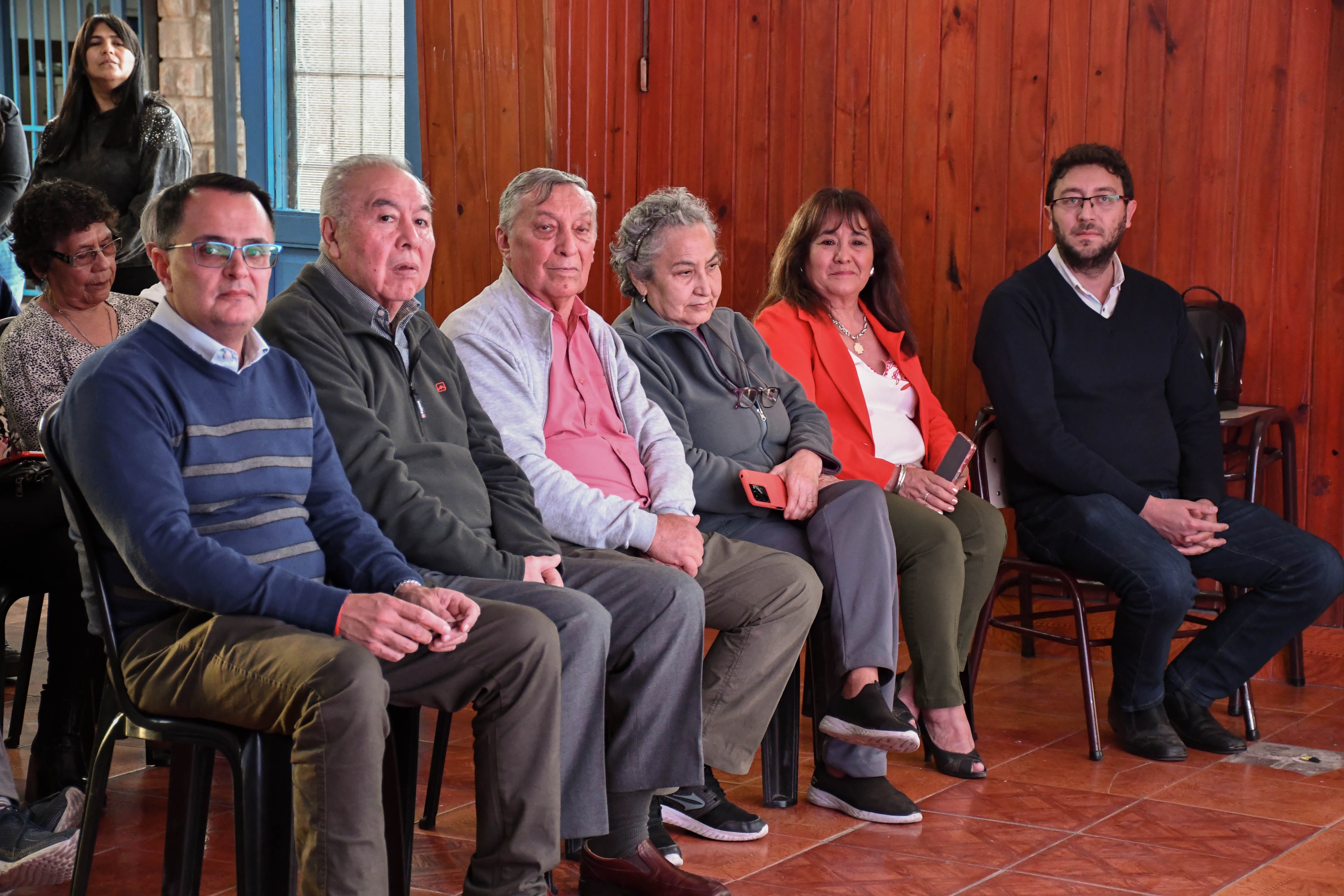 Los concejales Lisandro Aguiar (izq.) y Leandro Giubergia (der.) acompañaron a actuales autoridades y exdirigentes vecinales de Villa San Martín, en la presentación del libro digital.