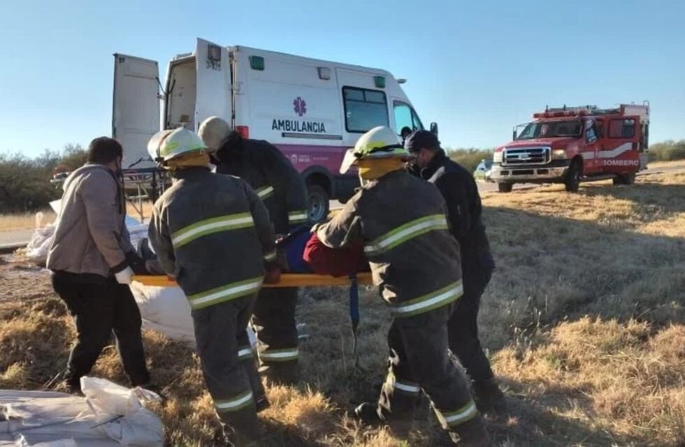 Un camión volcó en ruta 147 y el conductor fue auxiliado por bomberos y médicos