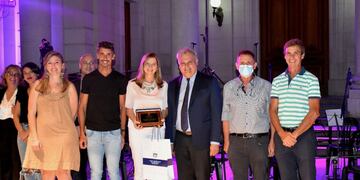 La familia Peretti junto al presidente de la Cámara de Diputados, Pablo Farías