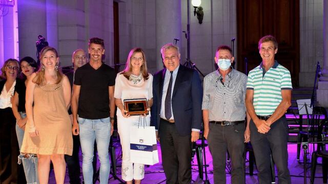La familia Peretti junto al presidente de la Cámara de Diputados, Pablo Farías