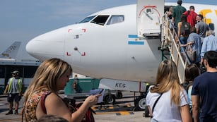 Dos aerolíneas ofrecen “pases libres” para volar en cualquier momento del año: cuánto cuesta y cómo funciona