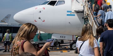 Dos aerolíneas ofrecen “pases libres” para volar en cualquier momento del año: cuánto cuesta y cómo funciona