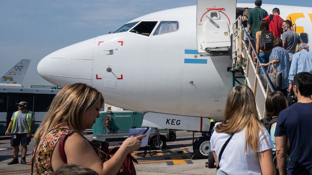 Dos aerolíneas ofrecen “pases libres” para volar en cualquier momento del año: cuánto cuesta y cómo funciona
