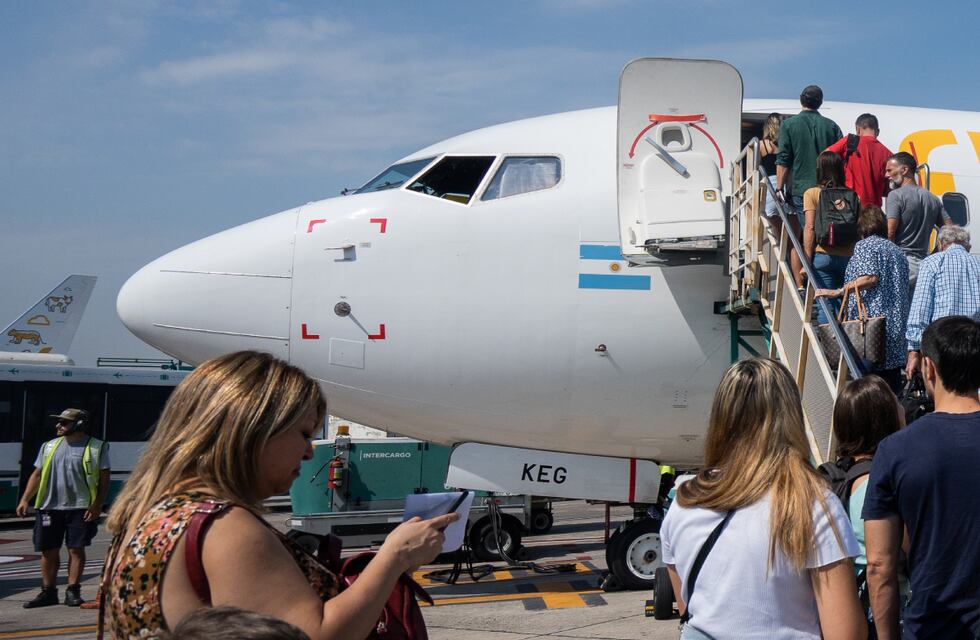 Dos aerolíneas ofrecen “pases libres” para volar en cualquier momento del año: cuánto cuesta y cómo funciona