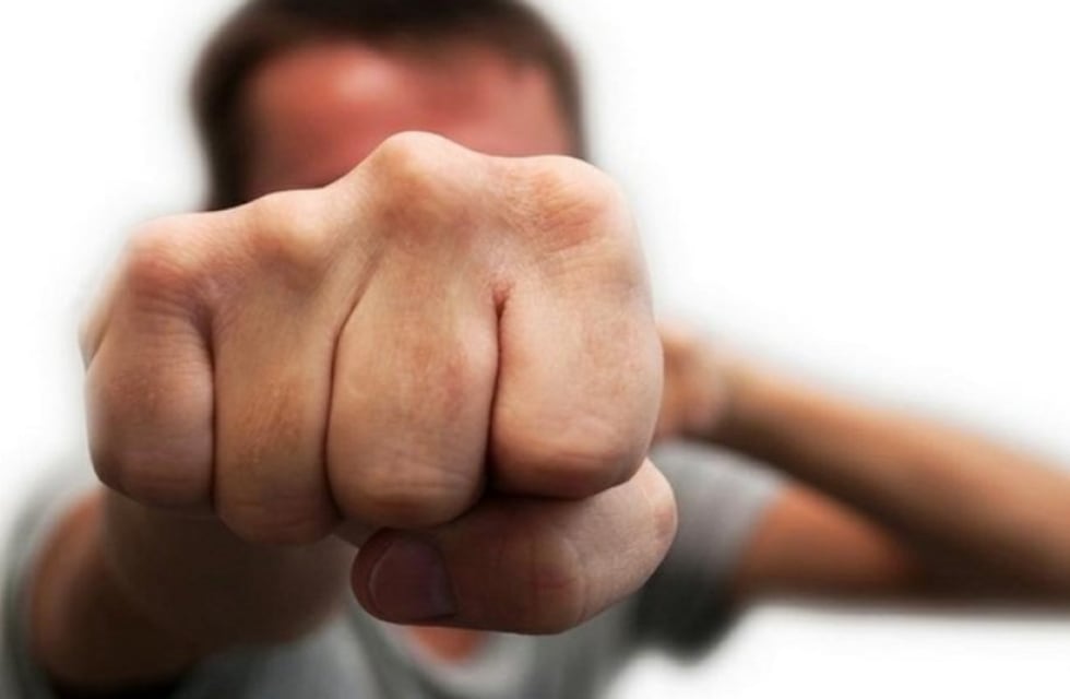 ¿Justicia por mano propia? Persiguió al ladrón y le pegó durante nueve cuadras, hasta que lo metió dentro de un tacho de basura