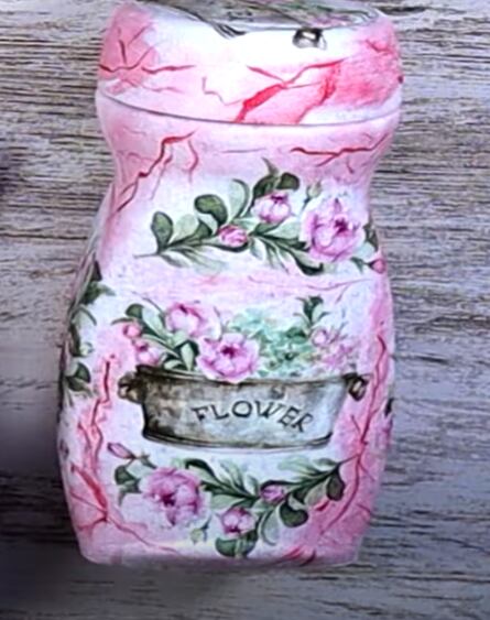 Los frascos de café se pueden decorar para volver a ser utilizados.