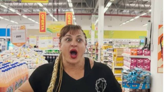 La influencer se divirtió durante su visita a un local gastronómico.