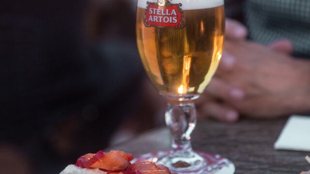 Stella Artois ofrece una cerveza sin cargo para ayudar a bares y restaurantes de Córdoba.
