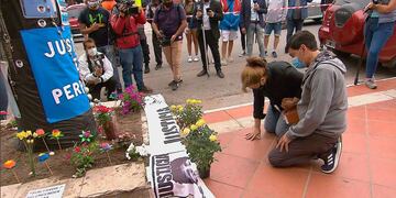 Los padres de Fernando Báez Sosa, en el lugar donde lo mataron.