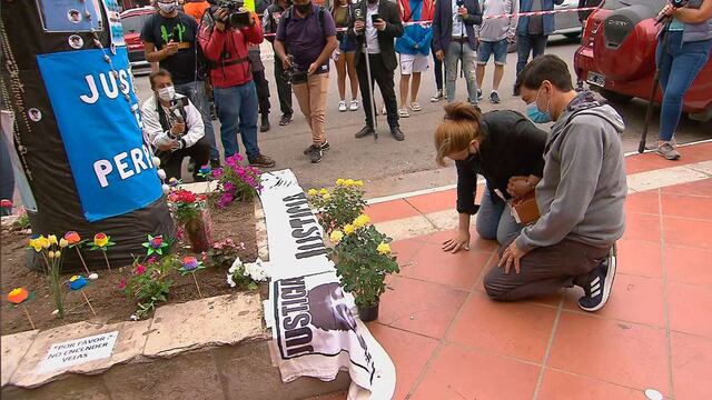 Los padres de Fernando Báez Sosa, en el lugar donde lo mataron.