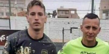 El agresor junto al árbitro antes de lo ocurrido.