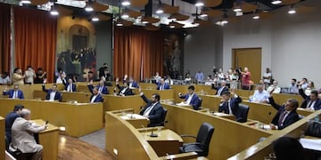 La medida busca reducir accidentes en los horarios de mayor circulación durante la madrugada de las fiestas.