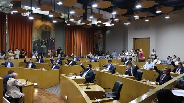 La medida busca reducir accidentes en los horarios de mayor circulación durante la madrugada de las fiestas.