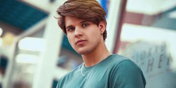 El youtuber cruzó la frontera Bolivia- Argentina en lancha.