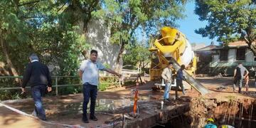 Continúan las obras viales en varias calles de Puerto Iguazú.