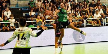 Ayelén García, marcó cinco goles en la victoria del Gurpea Beti-Onak en el debut en la máxima categoría del balonmano femenino español.