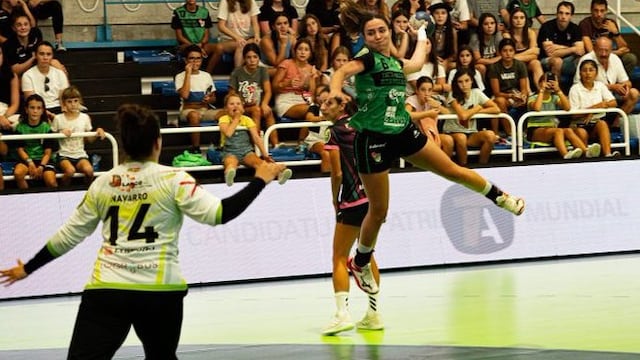 Ayelén García, marcó cinco goles en la victoria del Gurpea Beti-Onak en el debut en la máxima categoría del balonmano femenino español.