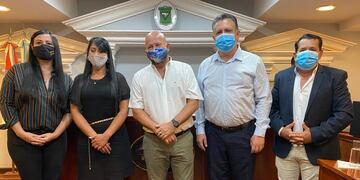 Las autoridades del cuerpo legislativo junto al intendente municipal.