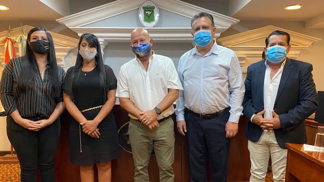 Las autoridades del cuerpo legislativo junto al intendente municipal.