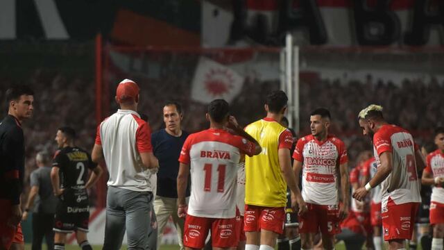 Roberto Bochi (5). El técnico de Instituto dentro de la cancha. Un relojito (Facundo Luque / La Voz).