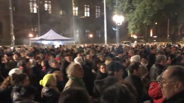 Parte de la gente que participa a esta hora de la Pueblada Fest.