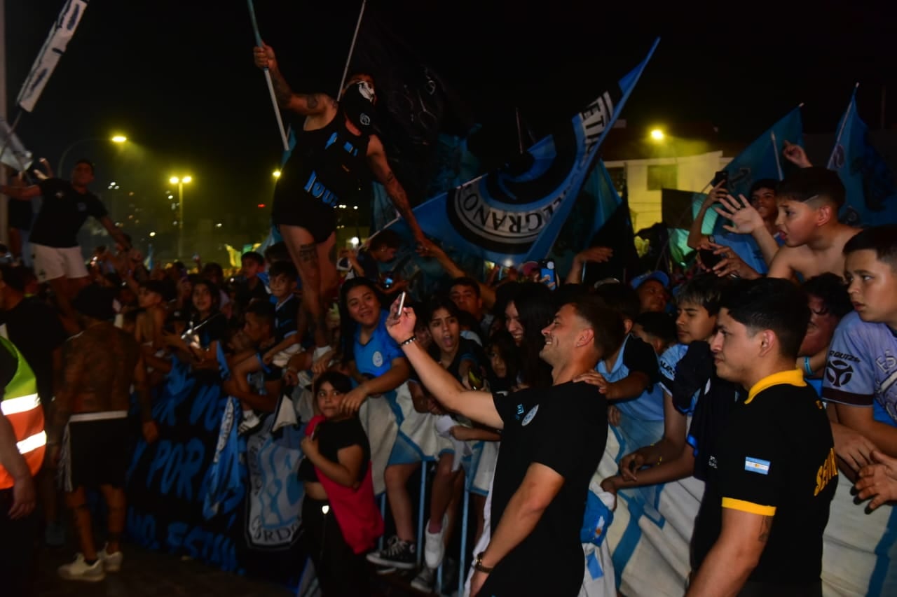 Banderazo de los hinchas del Pirata antes del clásico. (Nicolás Bravo / La Voz).