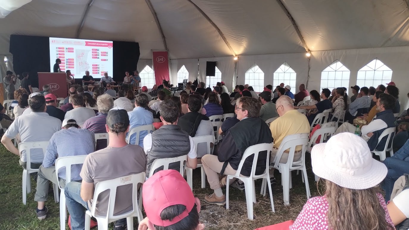 Alumnos de 7mo año de la Escuela Agropecuaria de Tres Arroyos visitaron el tambo La Colorada