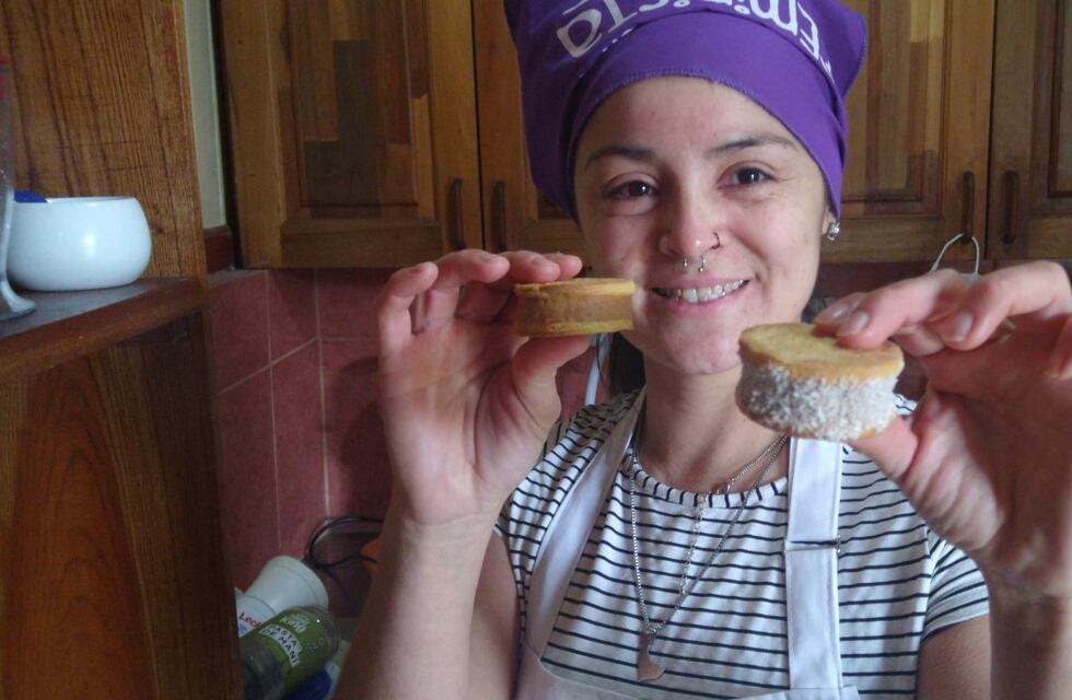 Hace alfajores artesanales de mandioca y yerba mate que se volvieron un éxito en la feria de Iguazú