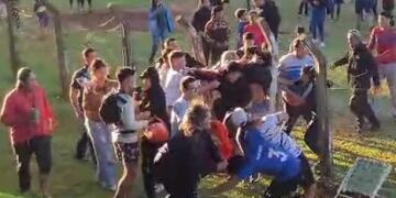 Batalla campal durante un partido de la Liga Amateur en Campo Ramón.