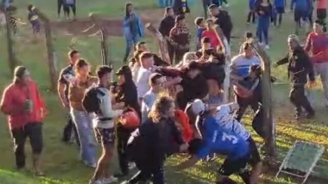 Batalla campal durante un partido de la Liga Amateur en Campo Ramón.